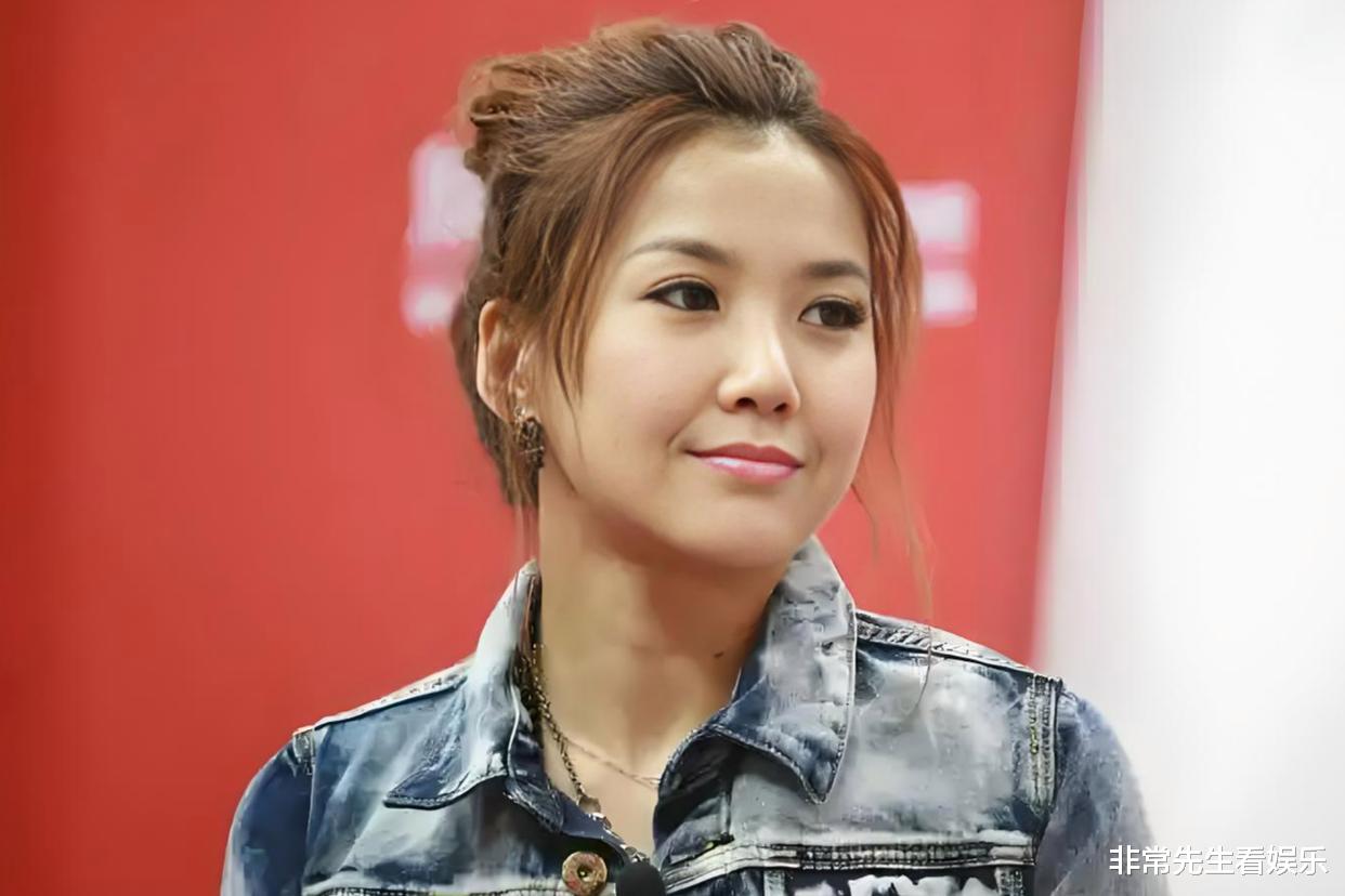 王蓉何泓姗一轮游,《浪姐6》被骂惨,户外录制太热,舞美也不公平