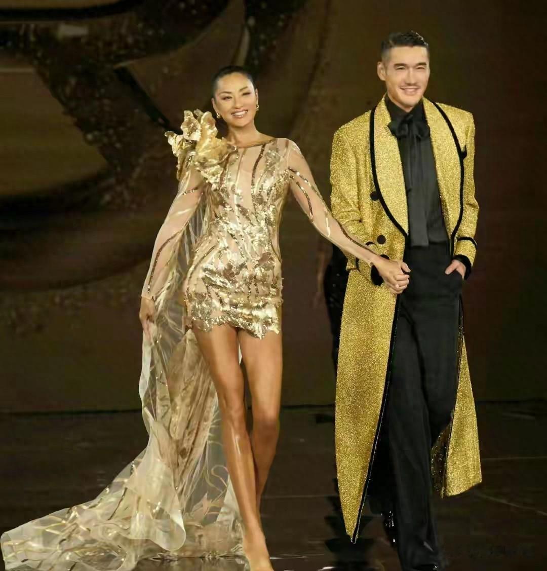 54岁胡兵瞿颖巴黎合体，金战袍配《真情告白》手势，全网泪崩