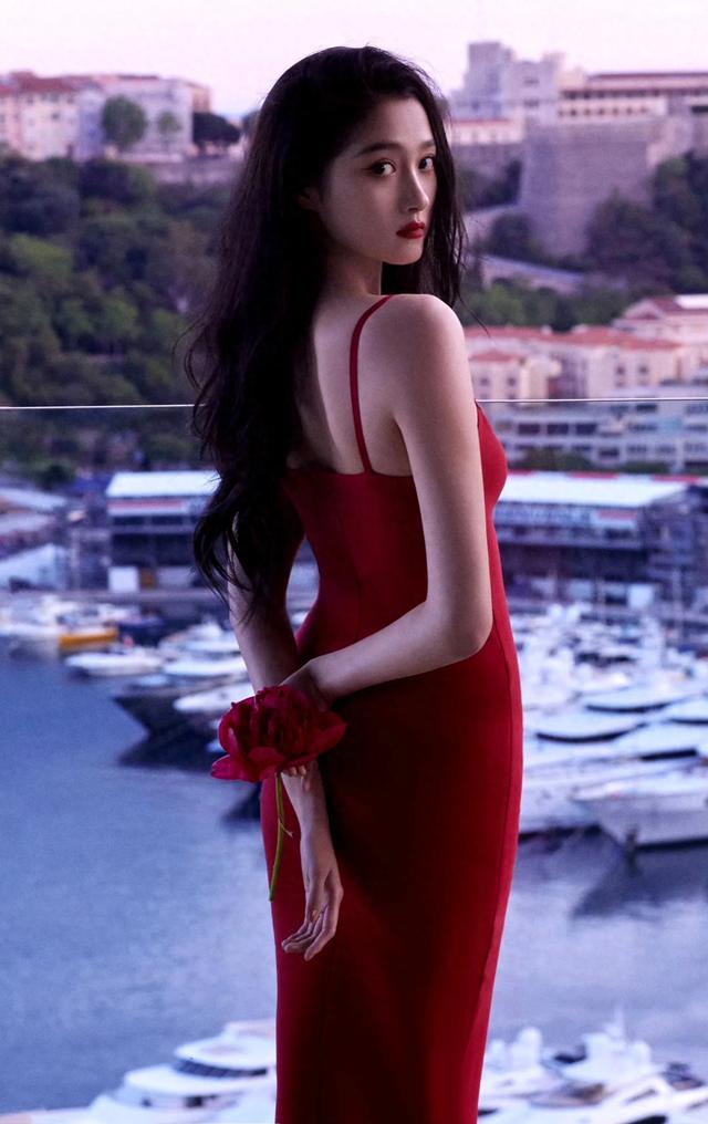 关晓彤,红色绷带裙勾勒魔鬼身材,长发散落胸前,女人味爆棚