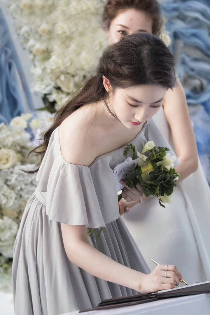 刘亦菲朱亚文大学合照曝光！2003年北电旧照颜值太能打网友炸锅了