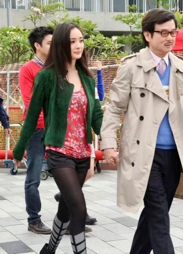 杨幂学校旧照！那时候的她就已经展现出了非凡的气质和魅力。