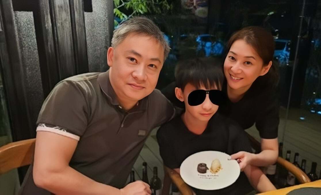 香港知名女星破离婚传闻，儿子生日晒全家福，老公头发变白沧桑