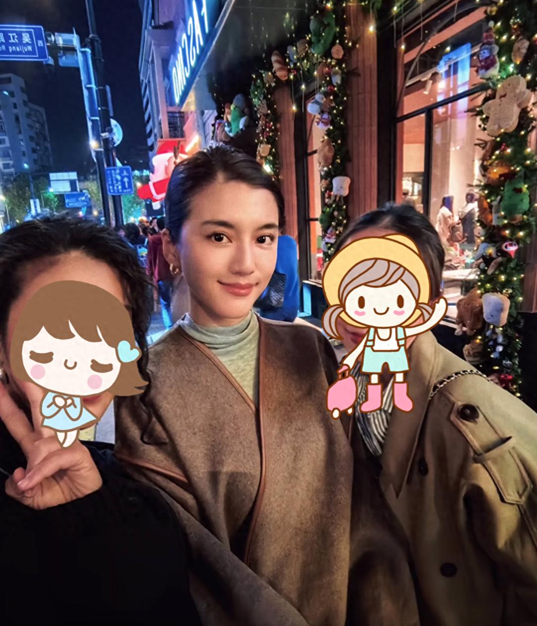 偶遇吴千语夫妇，施伯雄帮老婆拎包，头顶秃一块，被说像老阿姨