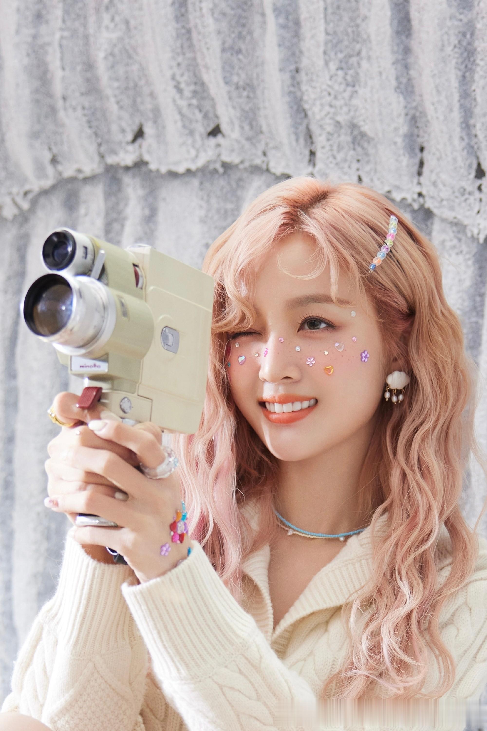 吴宣仪粉发甜系风,奶油系穿搭解锁梦幻少女心