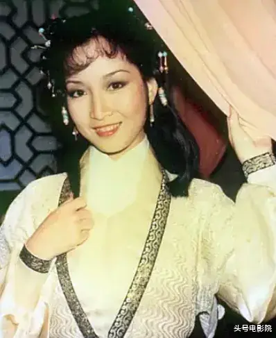 75岁谭咏麟私下视频流出,信息量大!陈百祥左拥右抱,衣服引热议