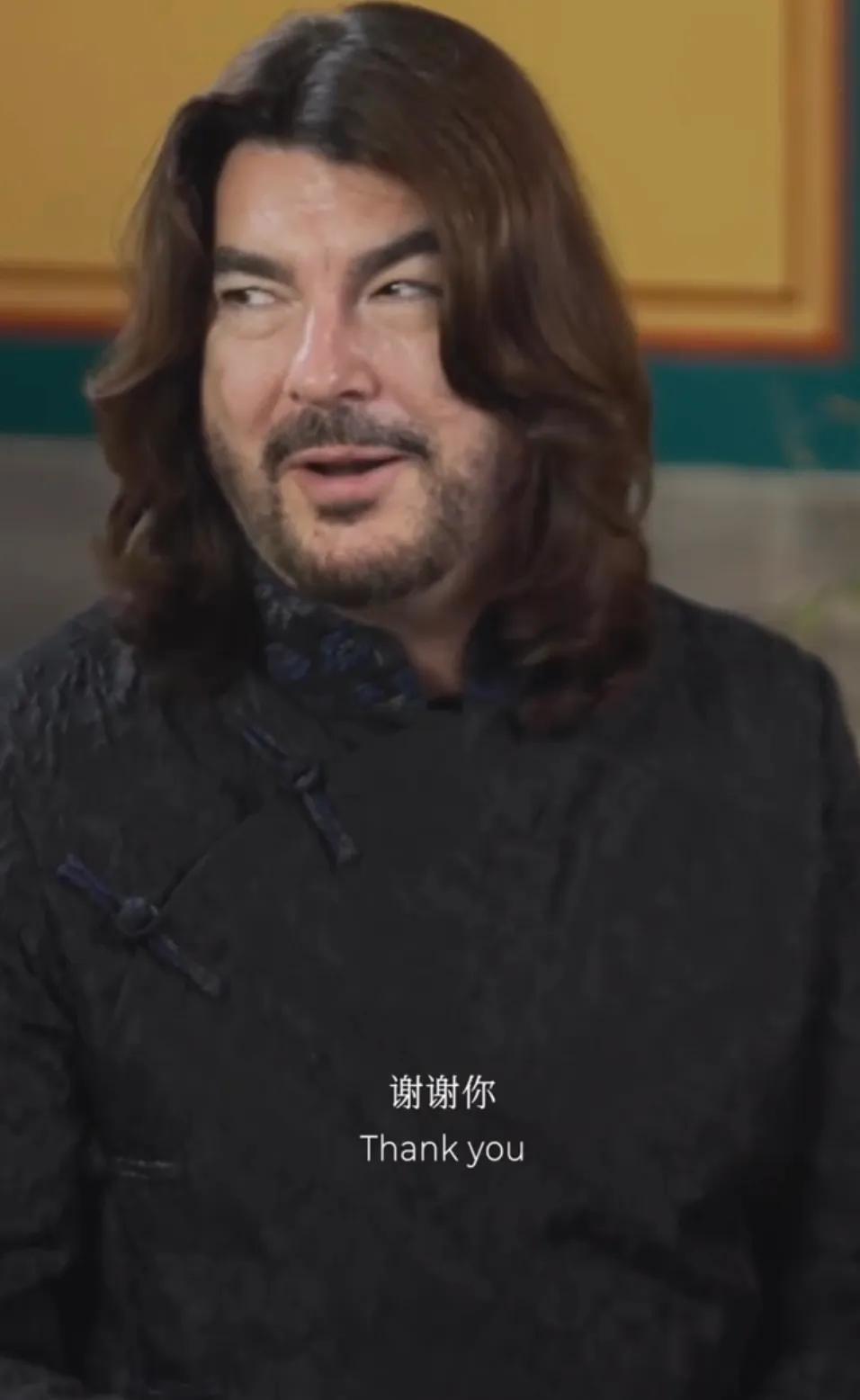 朱珠全英文采访打脸翁青雅，她把女儿抱在怀里，41岁朱珠穿旗袍美