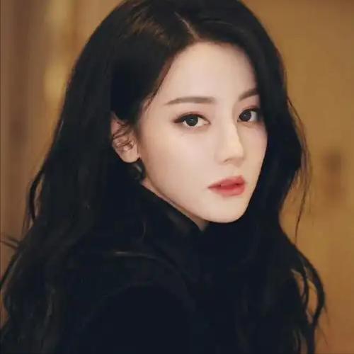 同样是线下，杨紫窄脸小嘴美出新高度，而热巴脸肿僵硬被质疑医美