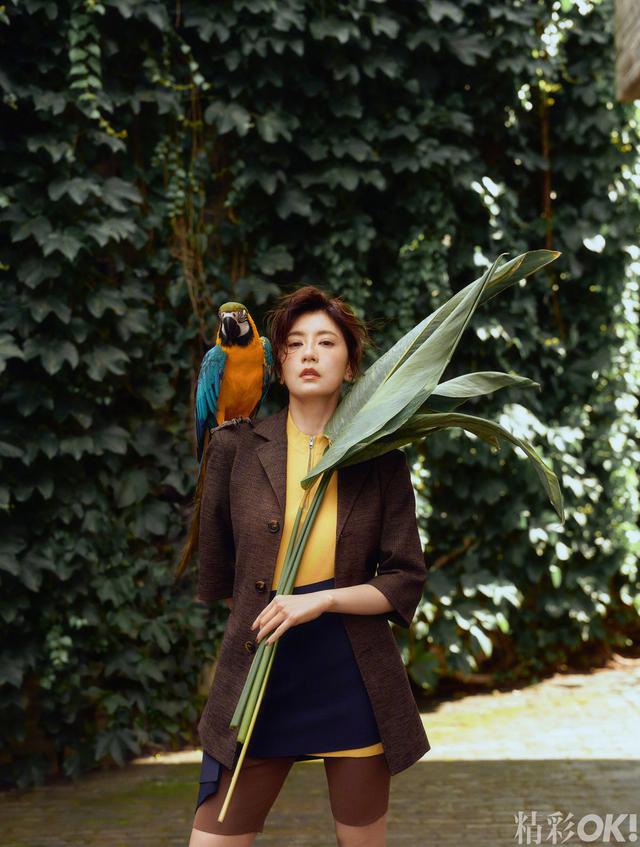 贾静雯戴黄金首饰登杂志封面，鹦鹉站在她肩上，短发的她很美！