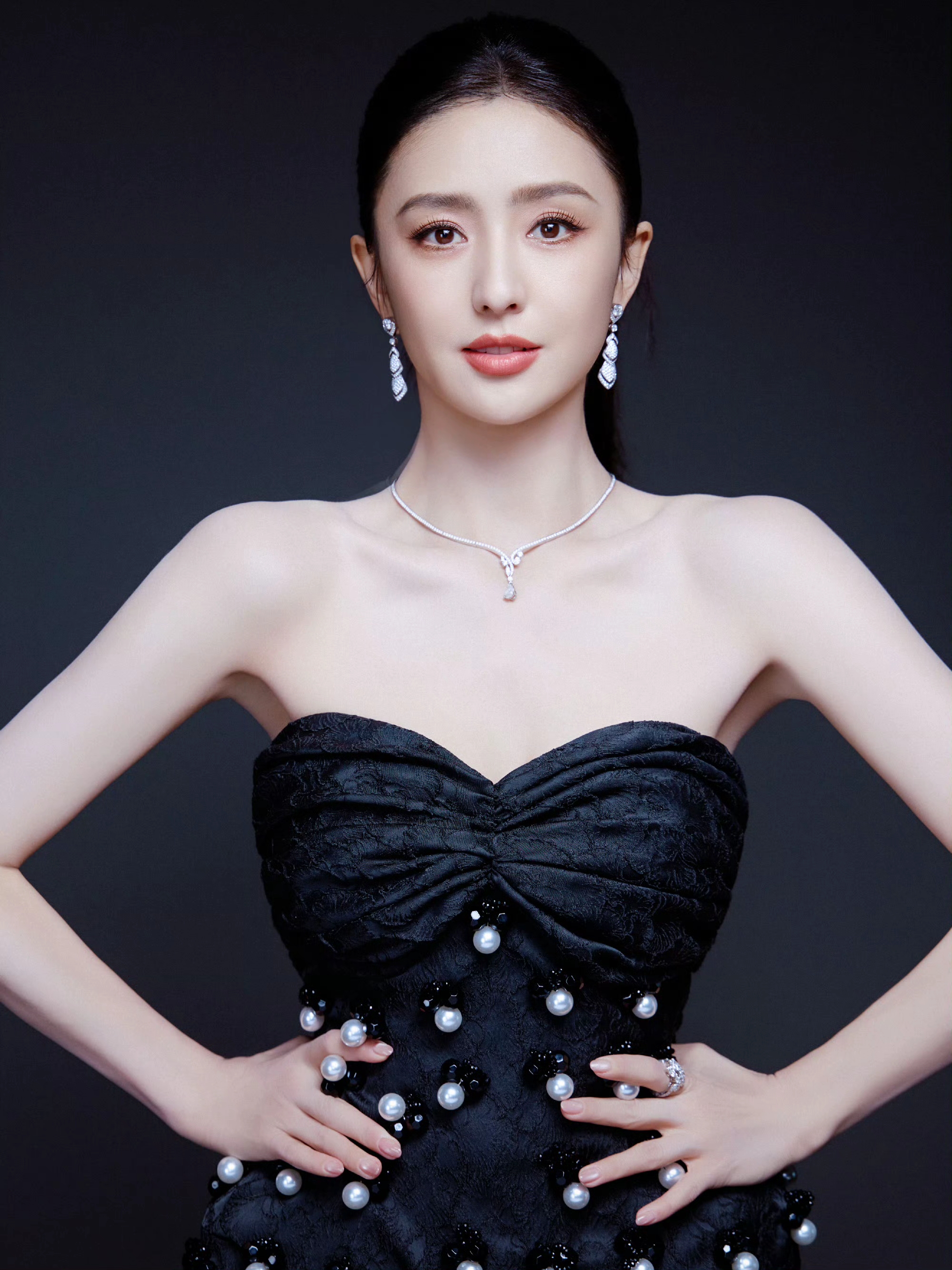 佟丽娅脚踩高跟大秀美腿，真是韵味十足