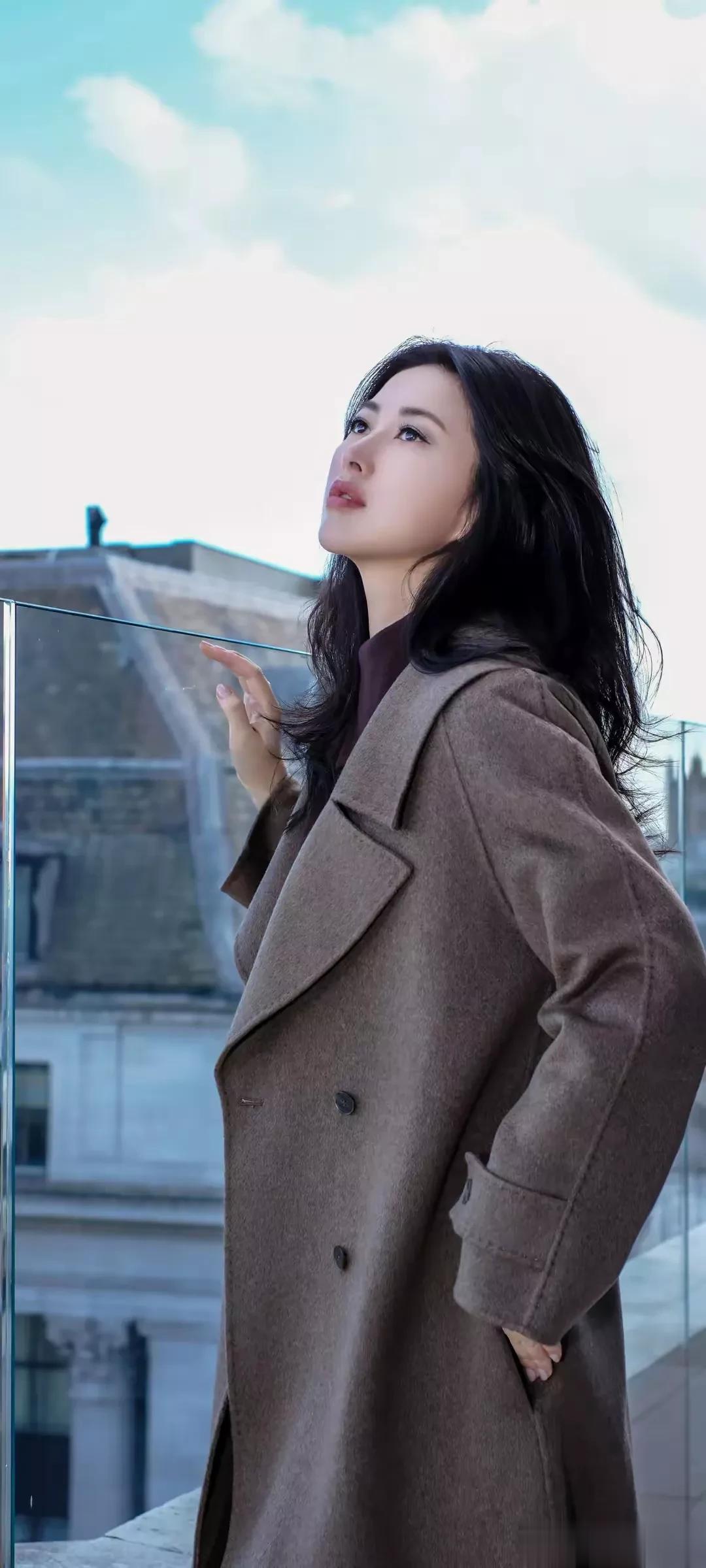 41岁的朱珠在重庆跟朋友聚,穿亮片裙,蹬高跟鞋,那叫一个贵气。