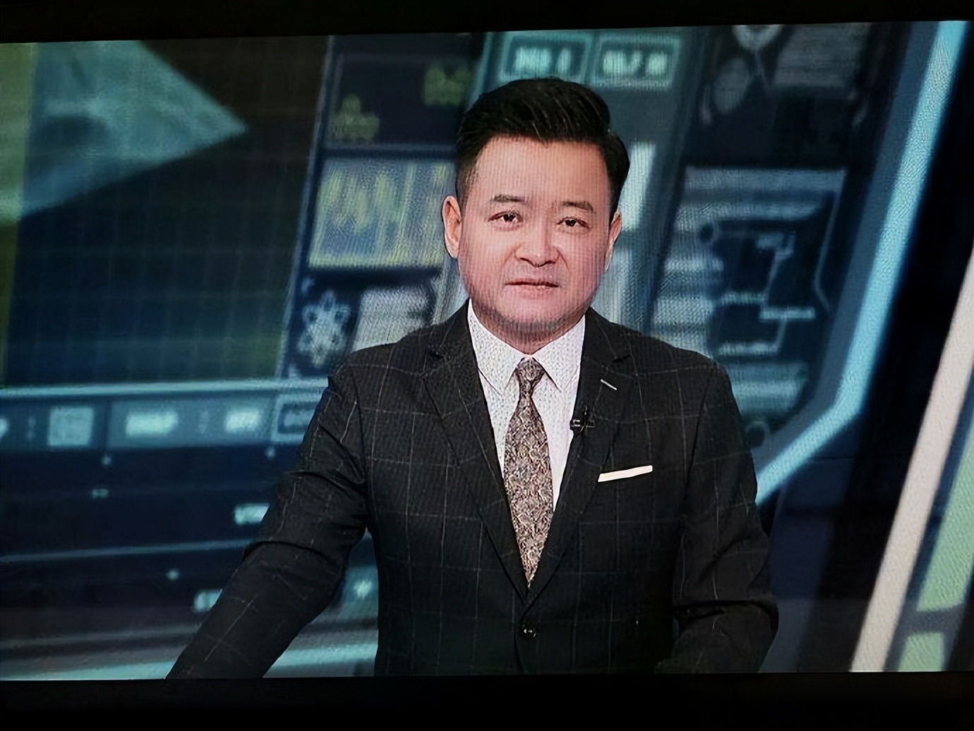 他是央视知名主持人,31岁因一句话离央视赴美国,如今51岁怎样了