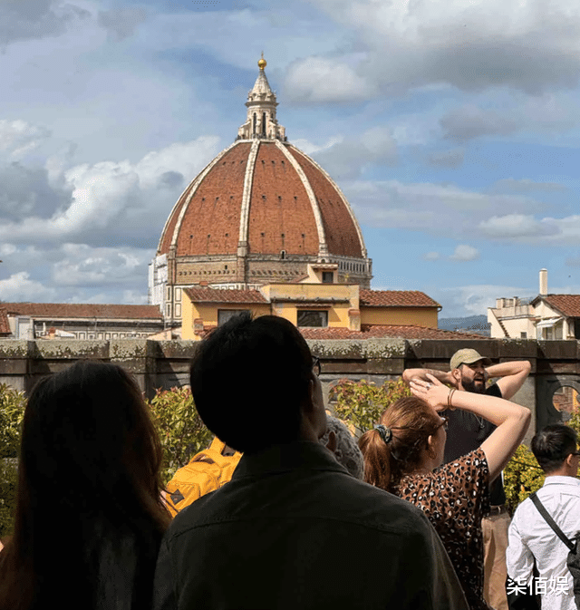 黄轩带妈妈和女友国外度假，晒得黝黑，黄妈妈慈眉善目打扮很贵气