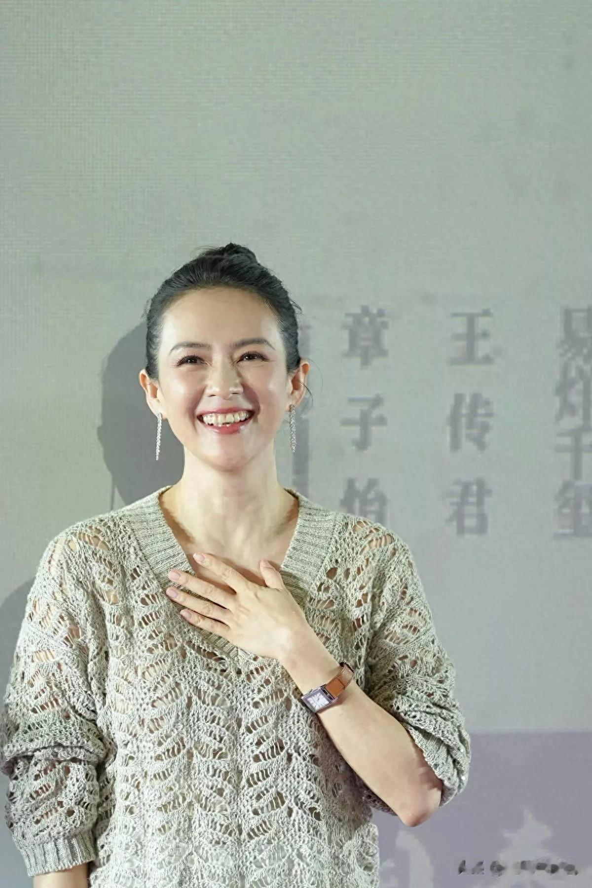 46岁章子怡增肥后更漂亮,穿针织衫+白裤好时髦,美到差点认不出