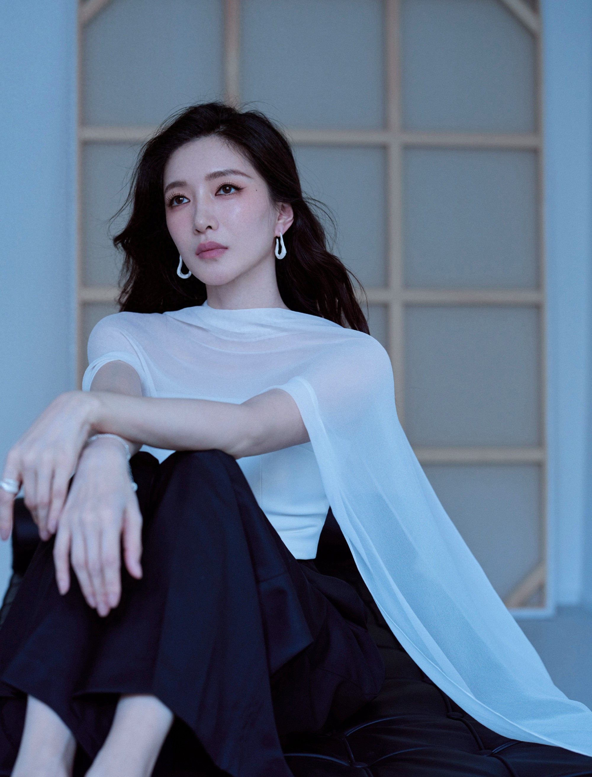 江疏影生日氛围感拉满！清冷穿搭神仙身材，这气质谁看了不迷糊