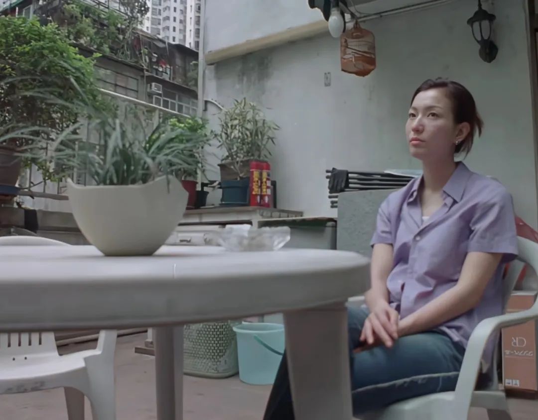 被53岁港女郑秀文现状惊艳到！原来身材管理好了，色彩斑斓也很美