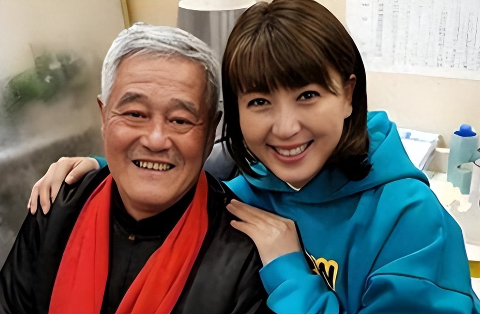 哭穷风波再发酵！一言不发的闫学晶，终究为自己的拎不清付出代价