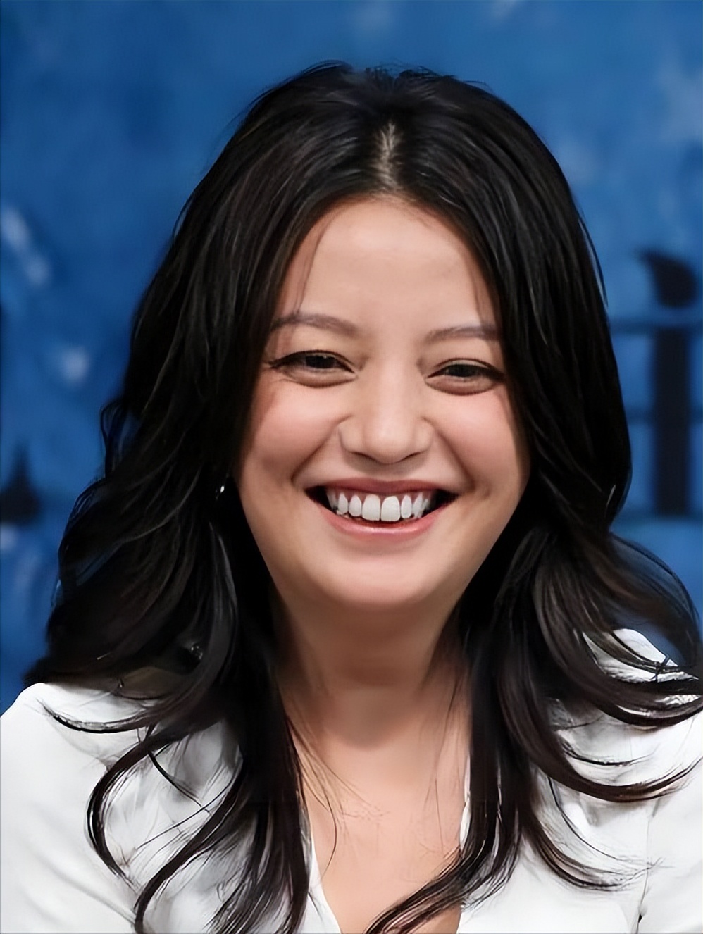 翻身无望！49岁赵薇近况再曝，胃癌传闻真相大白，脸垮皮衰无星气