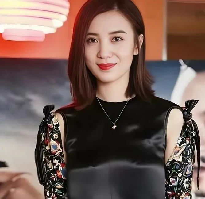 43岁宋佳低调完婚，与小7岁王伟喜结连理！宋佳竟然早就低调领结婚证了！