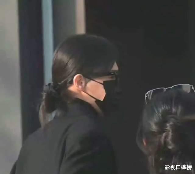 唐嫣操办公公葬礼累到被搀扶，时刻关注老公罗晋，夫妻俩一起用餐