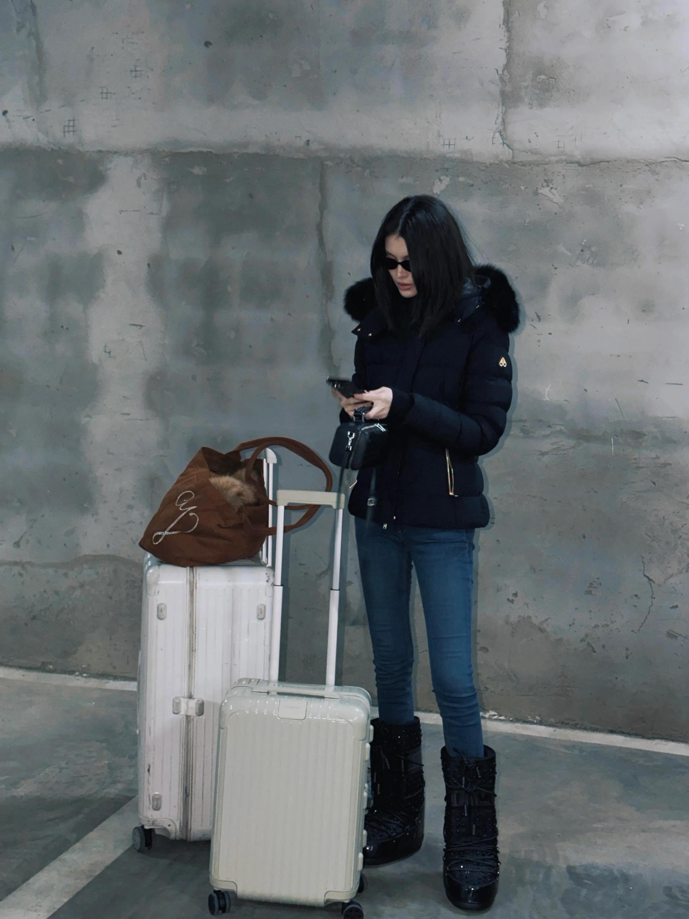 何穗蹲在雪地里拍照，她赤脚躺在沙发上，她哺乳期咖啡不离身！