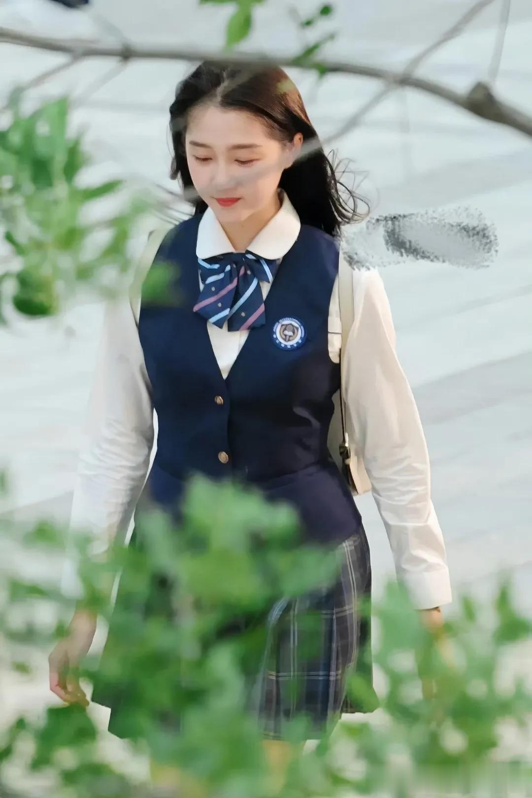 关晓彤校服剧照释出 青春千金感吸睛