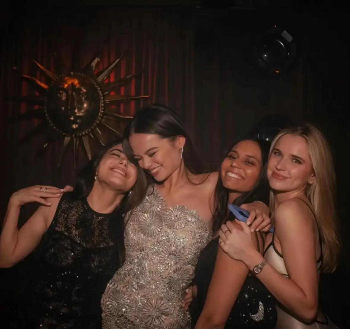 邓文迪为超模小KK站台！穿新中式眼神变自信，母凭女贵人脉更强了