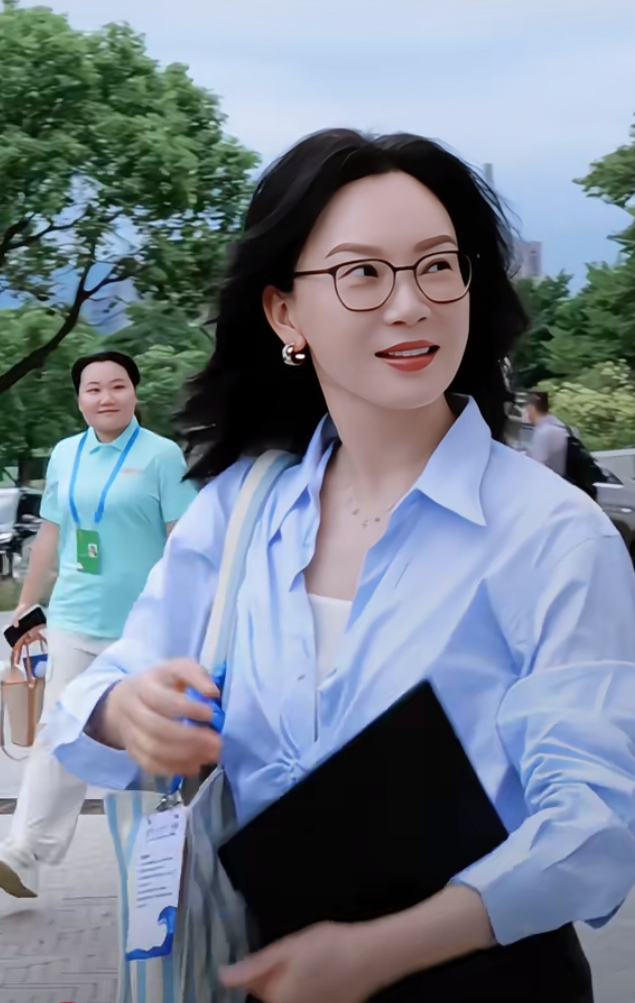 陈数又美出新高度,蓝衬衫配黑裤干练又精致