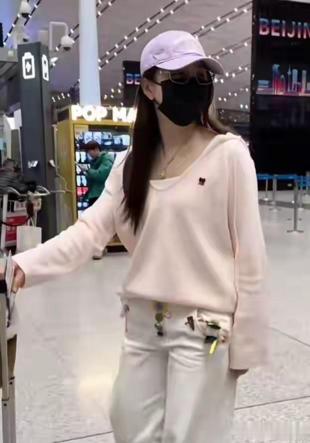 陈梦机场私服太惊艳，简约干净却美到移不开眼，青春感直接拉满
