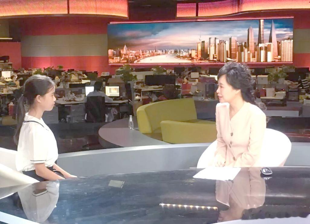 她是上海知名主持，稳坐东视20年首席，51岁退居幕后，女儿很像她