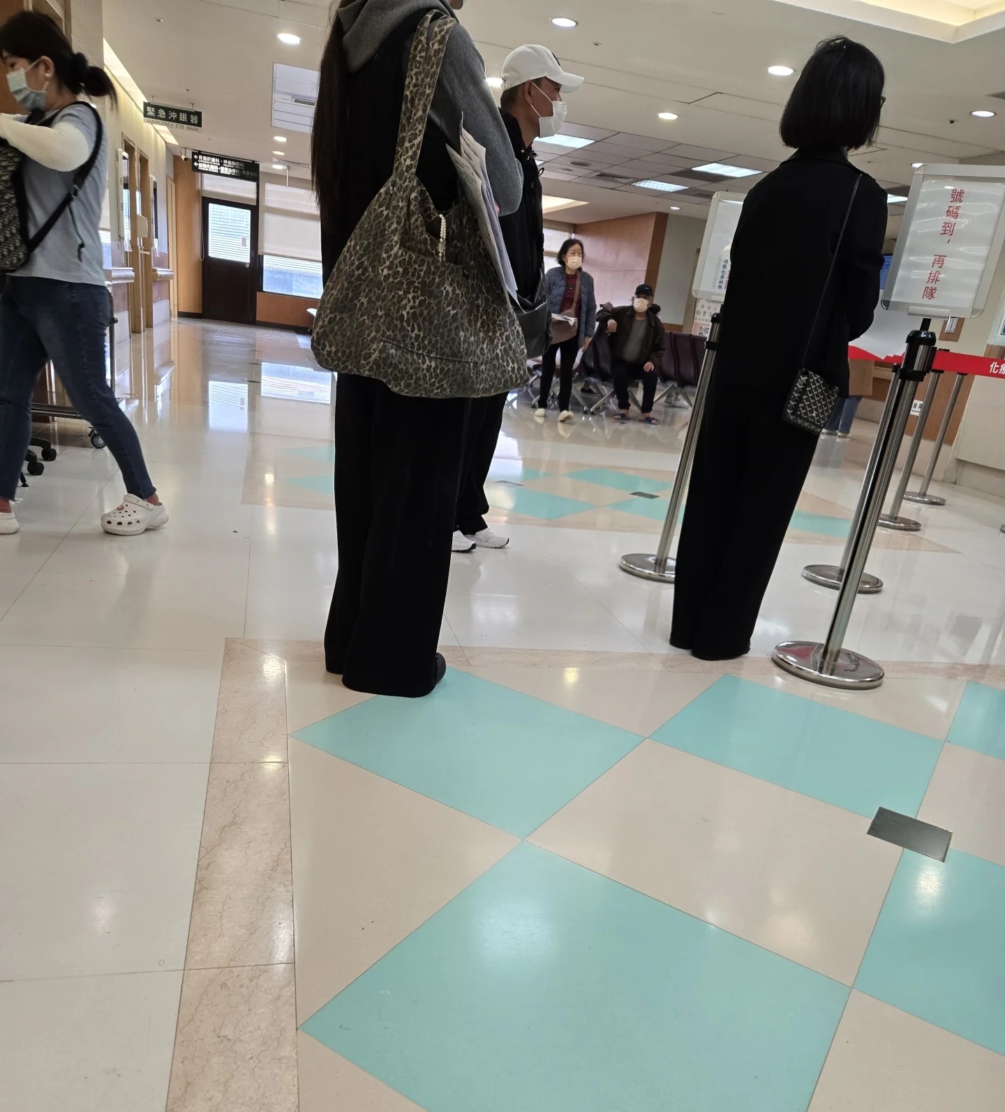 郭碧婷带父亲去医院看病，素颜打扮朴素，排队候诊看着很疲惫