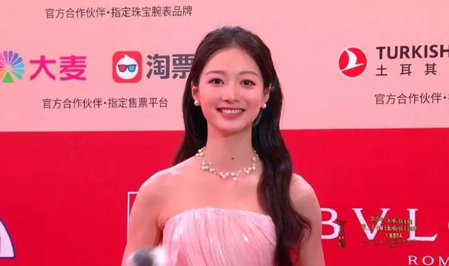 冯琳追星赢在起跑线上，站刘德华杨幂中间合影，刘德华给她送荔枝