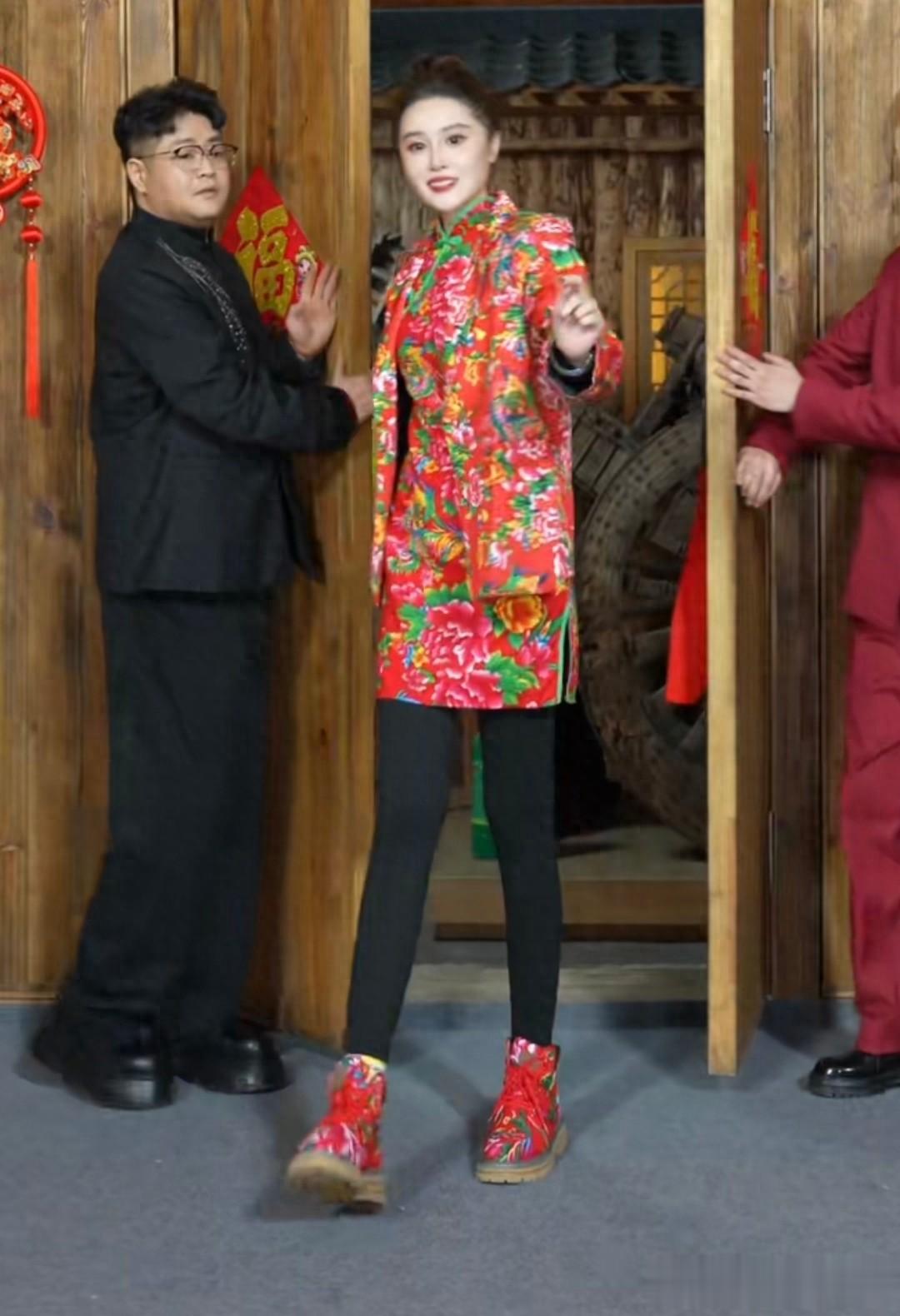 赵本山女儿发新歌,球球穿东北红绿花衣服出镜,175身高腿好长