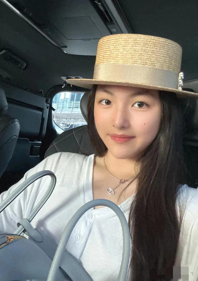 王诗龄晒度假照，享受父母独宠令人羡慕，吃甜品逛美术馆状态松弛