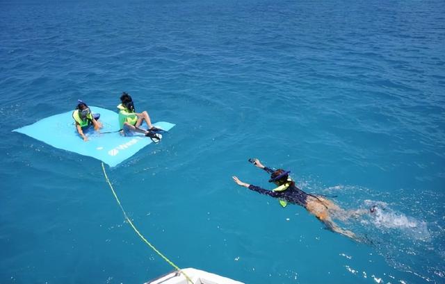 孙俪一家去美国度假，3套穿搭很少女，短裤显腿长，普通人也能学