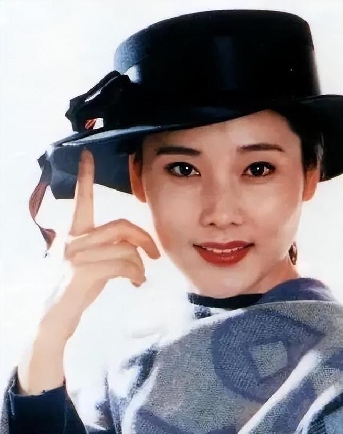 62岁何赛飞现状:住杭州别墅,骑电车接地气,儿子帅