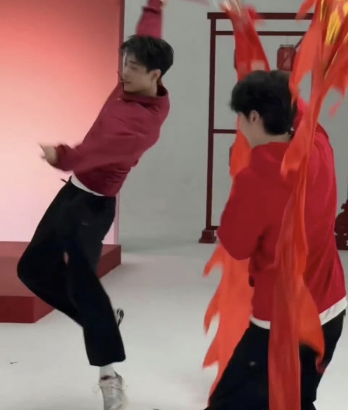 肖战直播被“灵魂追问”：哥，你到底几岁