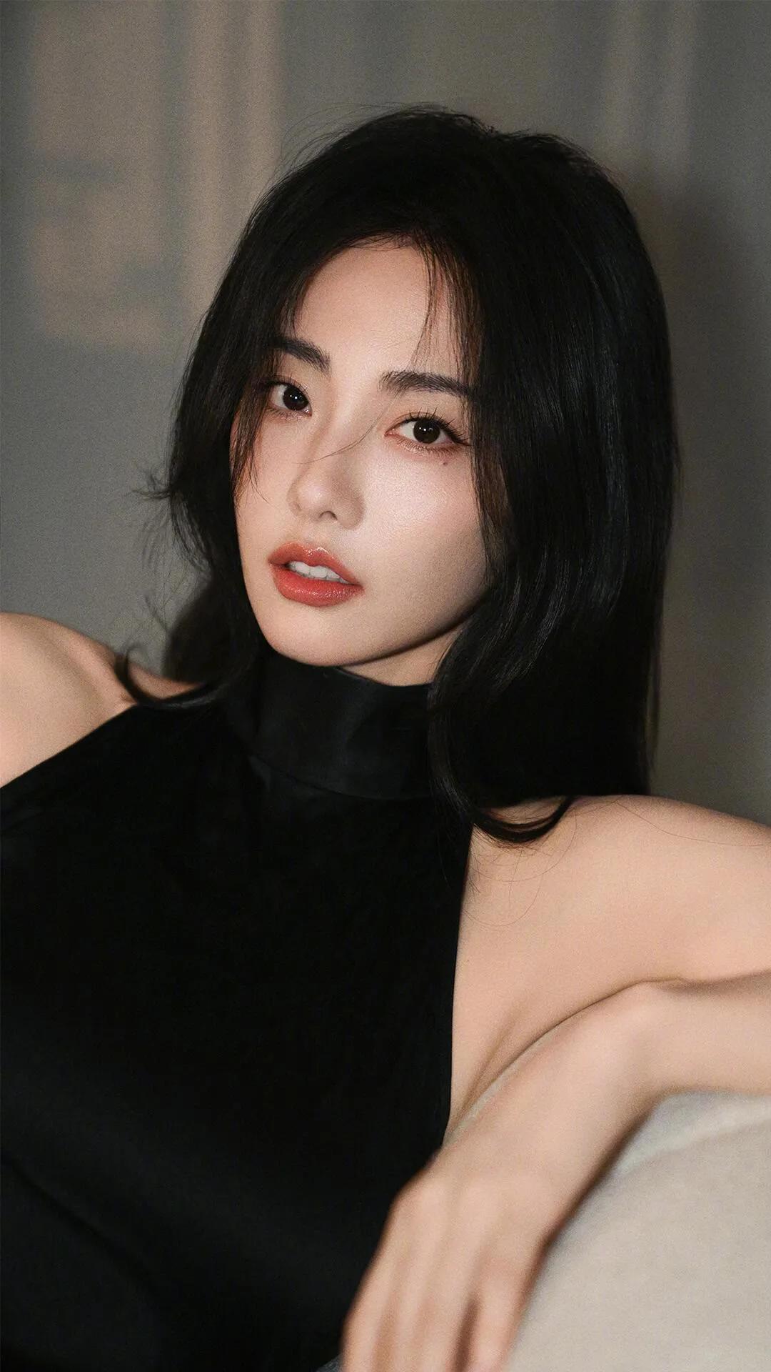 “疯马秀”后强势归来!张嘉倪凭颜值身材杀回娱乐圈,黑红也是红