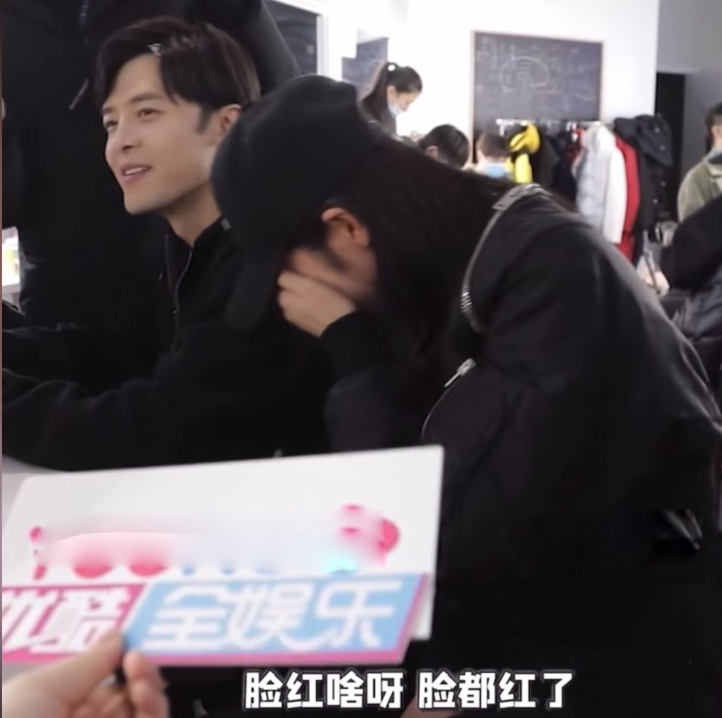 当付辛博与张凌赫同框，理解颖儿了，难怪结婚8年还会被帅到脸红