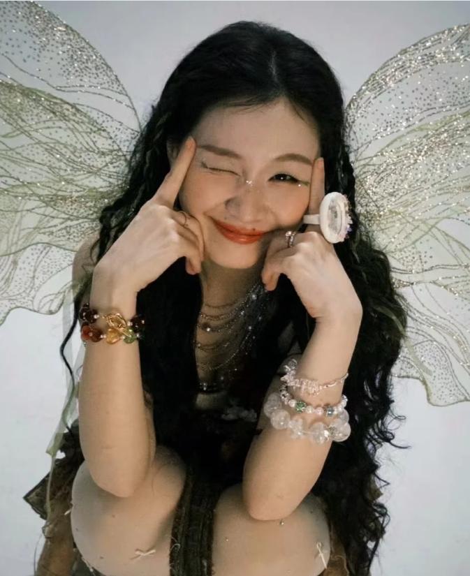 从喜剧丑女到超级明媚大美人 这位90后女星真的是“红气养人”！