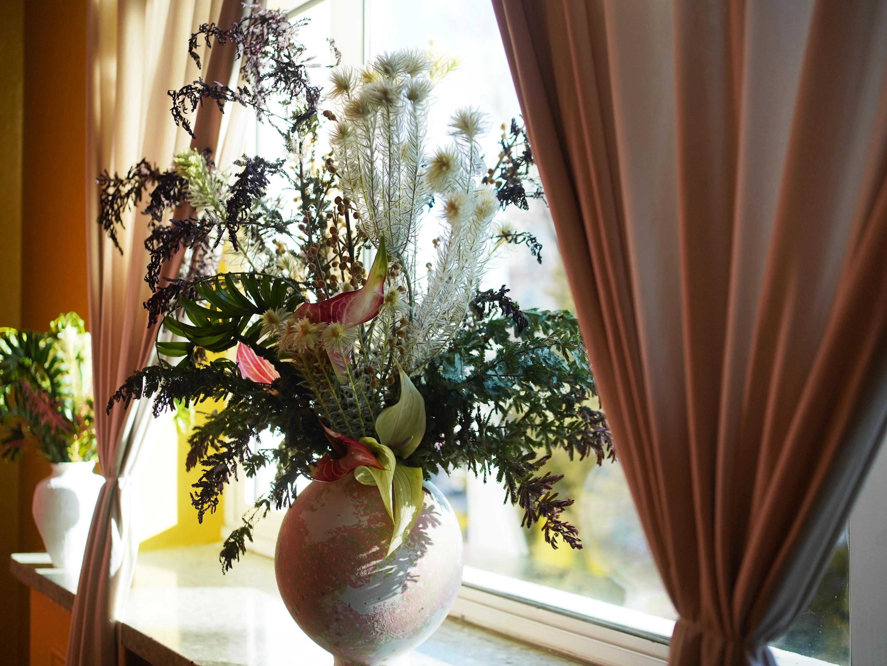 朱珠在住过的公寓办画展，她的旧房子很美，朱珠老公全程陪着她！