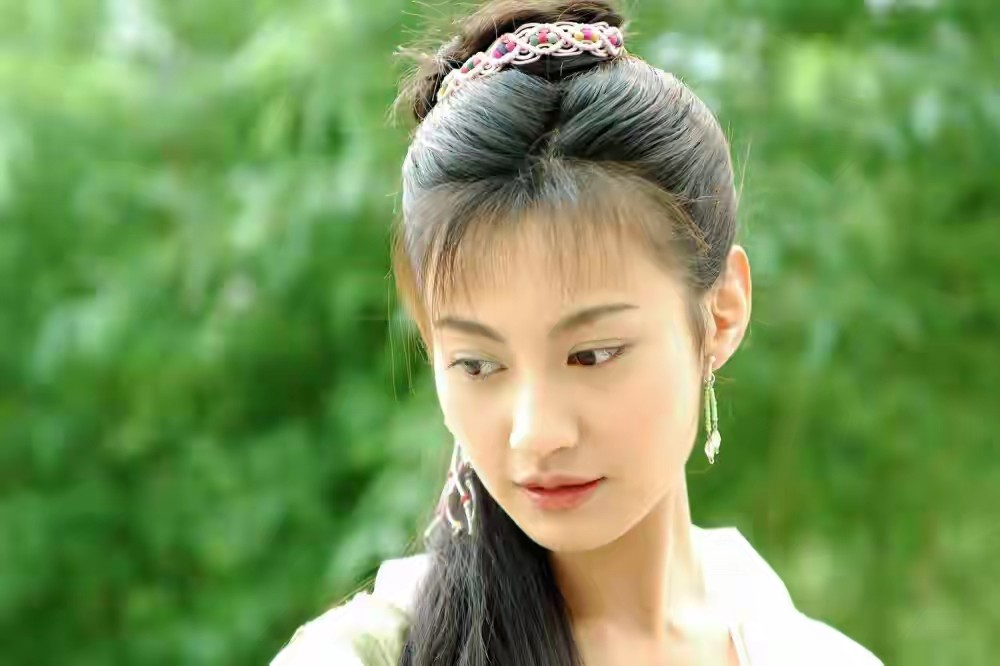 事业当红隐退结婚生子，把丑老公当宝，如今47岁复出风采依旧