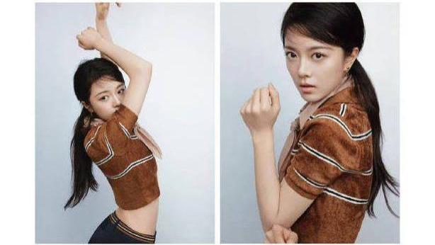 演员赵今麦学院风穿搭，秀纤细小蛮腰，低扎马尾造型，好乖巧啊！