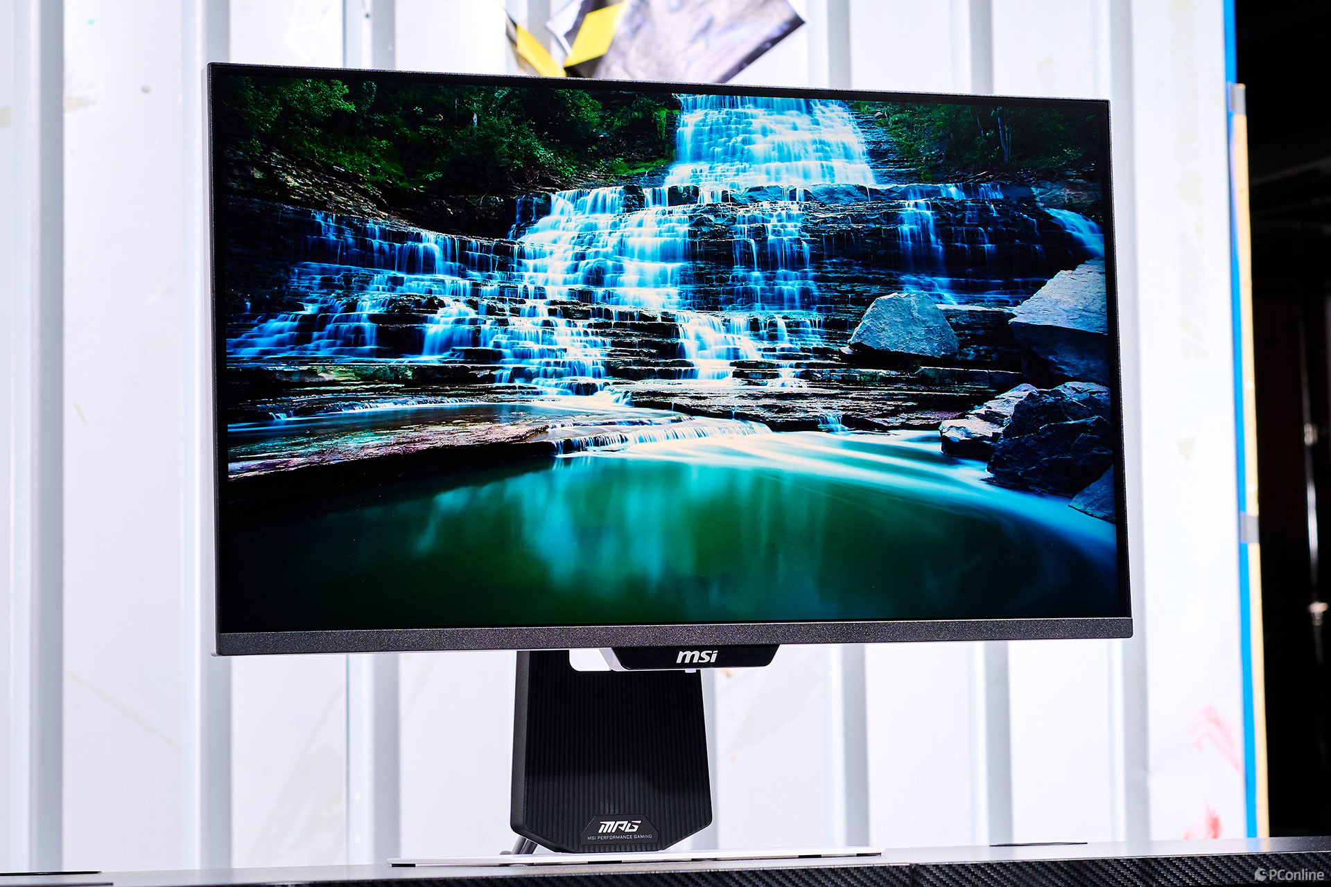 微星MPG 274URDFW E16M白龍圖賞：純白美學與硬核性能的視覺交響