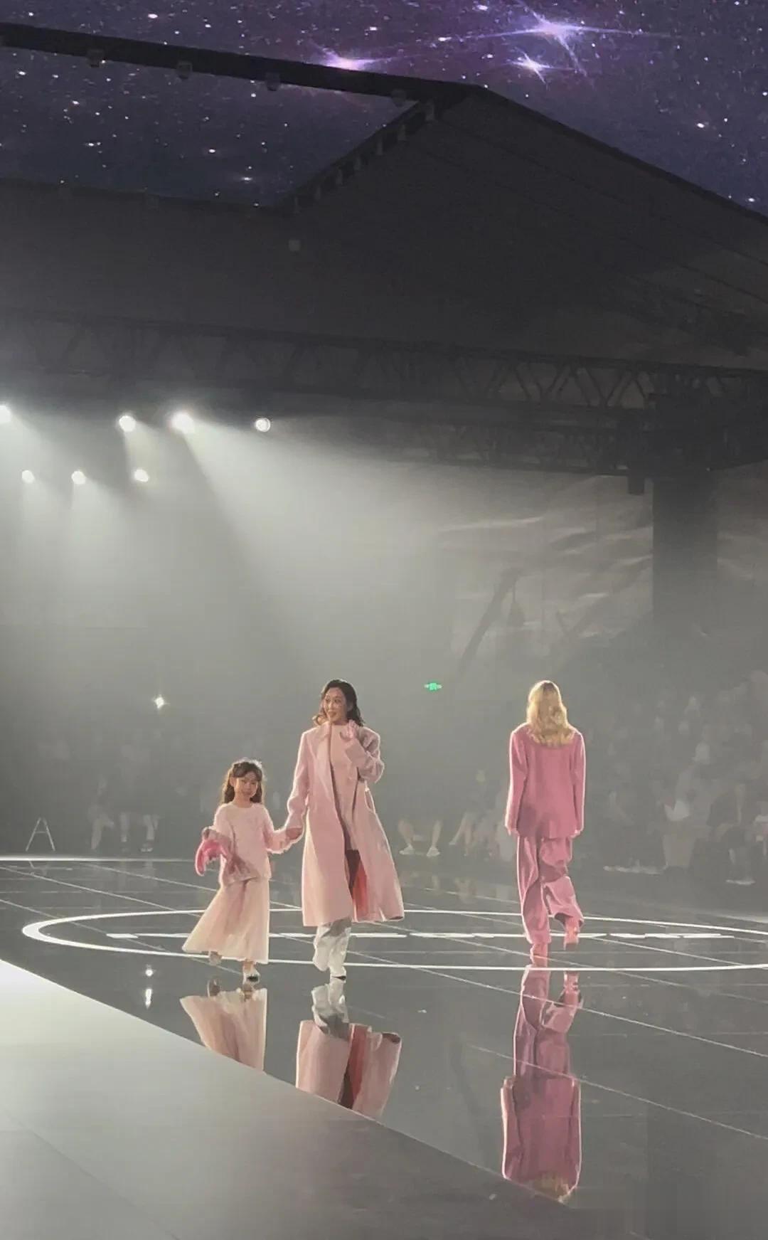 杜若溪携7岁女儿走秀，小肉肉一袭粉裙气质出挑 完美继承父母美貌