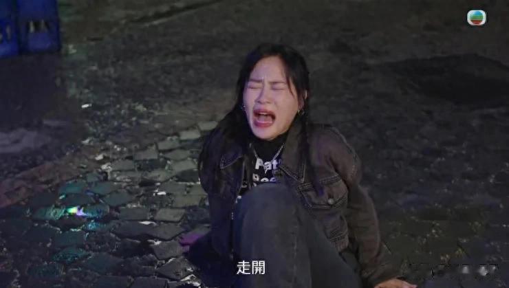 TVB花旦刘佩玥《巨塔之后》戴斯文眼镜,网友大赞:造型太绝了