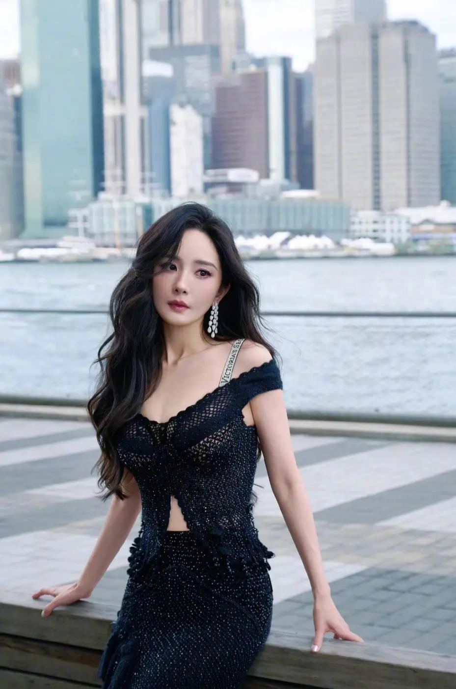 杨幂现身2025维密大秀 黑色裙装搭皮靴 又飒又美