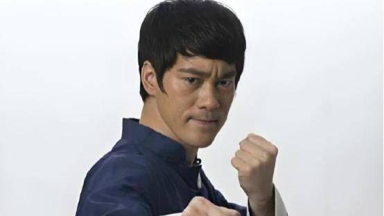 现年50岁的香港男星陈国坤，因长相酷似已故功夫巨星李小龙，而被人所熟知