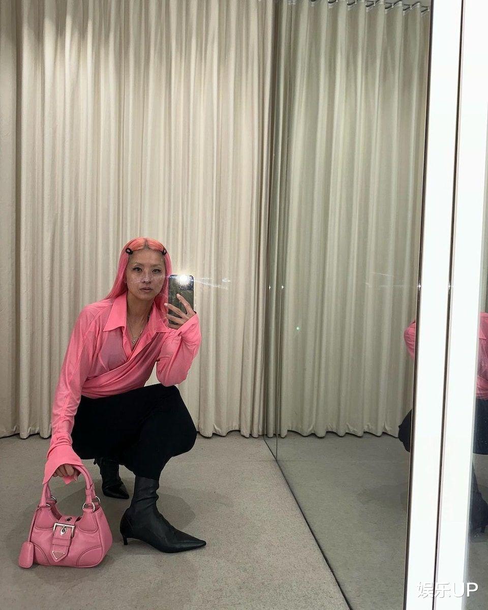 陈奕迅爱女吐槽老妈审美，徐濠萦芭比粉造型遭女儿拒绝相认！