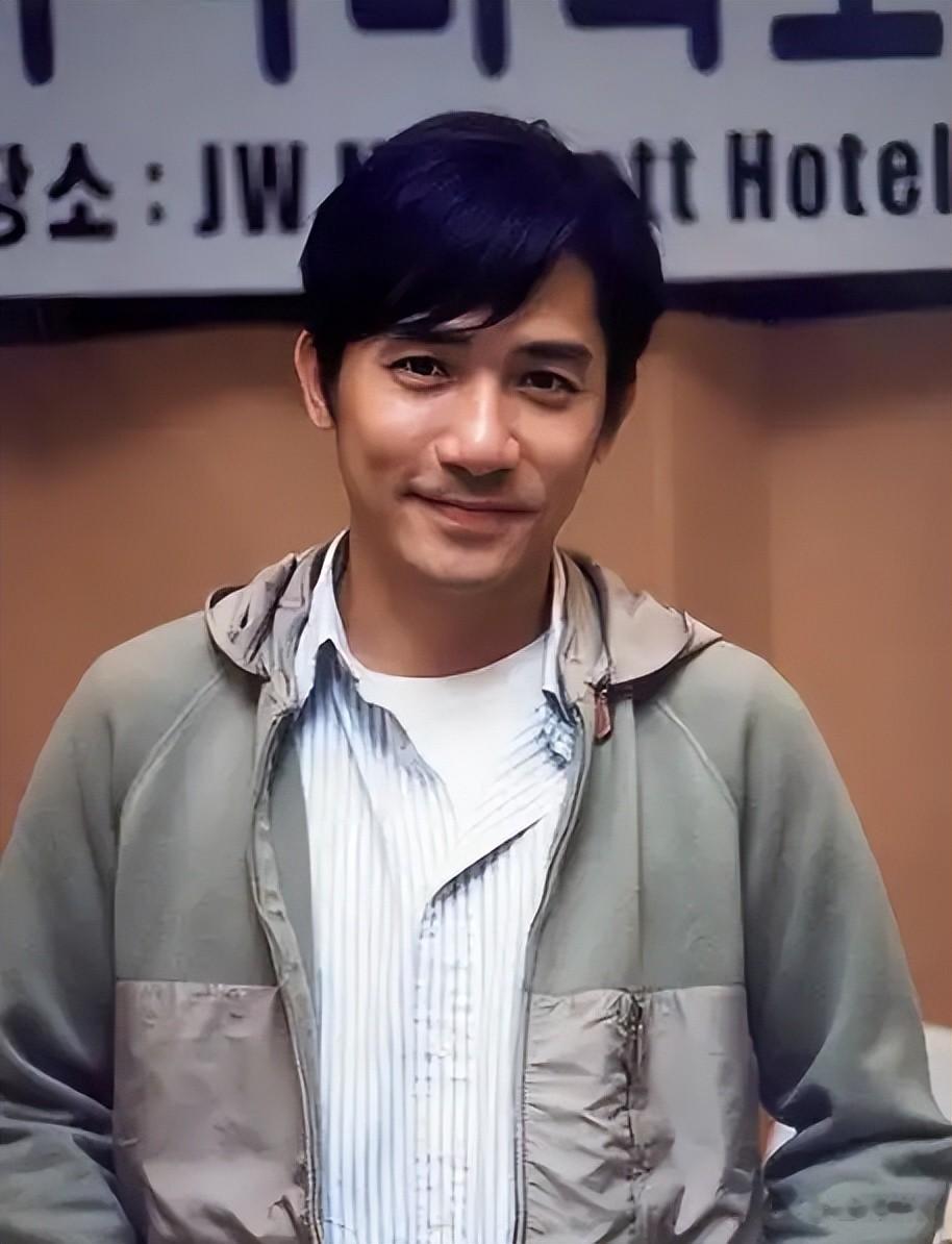 63岁梁朝伟不忍了!定居日本真相大白,张国荣的话总算有人信了