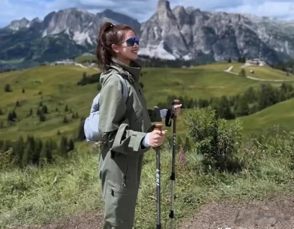 31岁章泽天背双肩包登山,状态嫩到掐出水,比20岁姑娘还能折腾